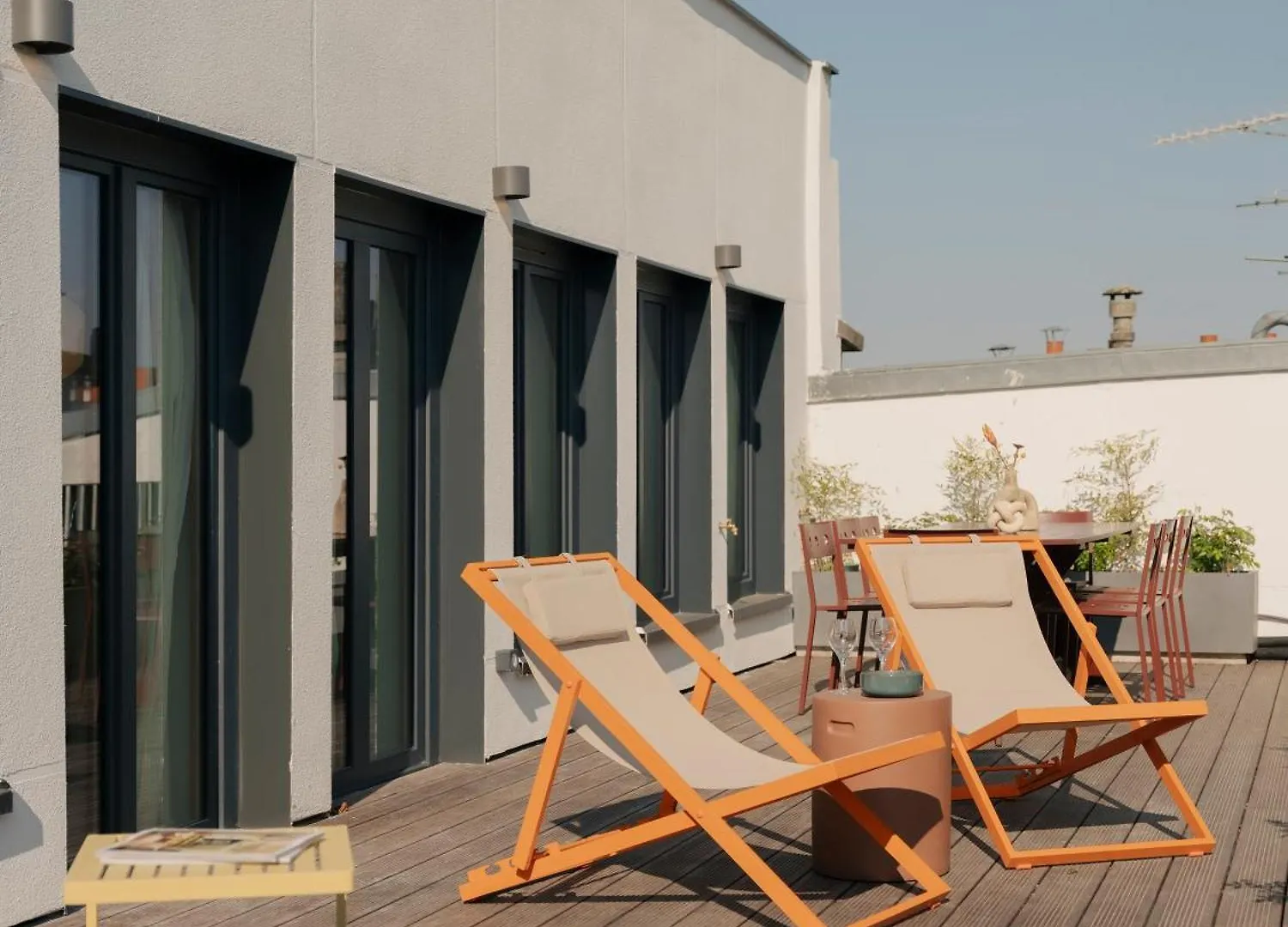 Edgar Suites Hameau - Porte De Versailles contacts